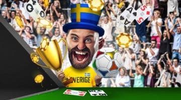 En jublande man i Sverige-tröja med en hatt med svenska flaggan på. Han håller en trofé i ena handen och en fotboll i den andra. Bakom honom jublar en livlig folkmassa entusiastiskt. Det finns ett pokerbord i förgrunden med spelkort utlagda på bordet.